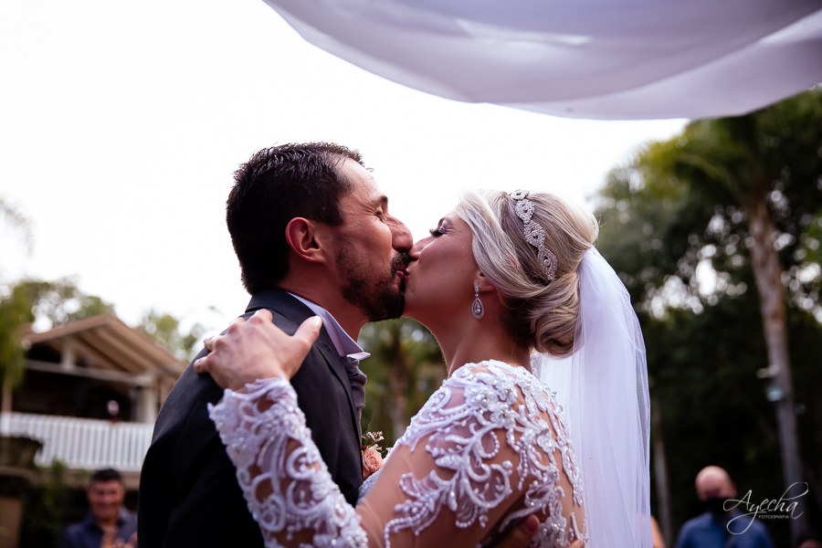 Chácara Mata Nativa Eventos; Casamento ar livre; Decoração de casamento; Fotografa de casamentos Colombo; Fotografa Curitiba; Casamento Colombo; Cerimonia religiosa; Casamento religioso; Casamento dos sonhos; Noivos Curitiba; Beijo dos noivos;