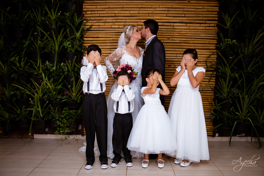Chácara Mata Nativa Eventos; Casamento ar livre; Decoração de casamento; Fotografa de casamentos Colombo; Fotografa Curitiba; Casamento Colombo; Cerimonia religiosa; Casamento religioso; Casamento dos sonhos; Noivos Curitiba; Beijo dos noivos;