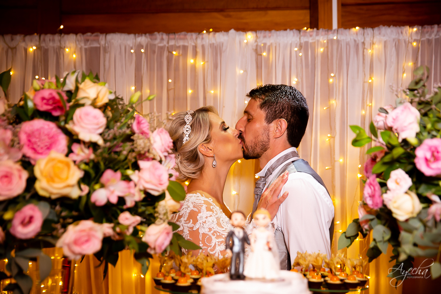 Chácara Mata Nativa Eventos; Casamento ar livre; Decoração de casamento; Fotografa de casamentos Colombo; Fotografa Curitiba; Casamento Colombo; Cerimonia religiosa; Casamento religioso; Casamento dos sonhos; Noivos Curitiba; Beijo dos noivos; 