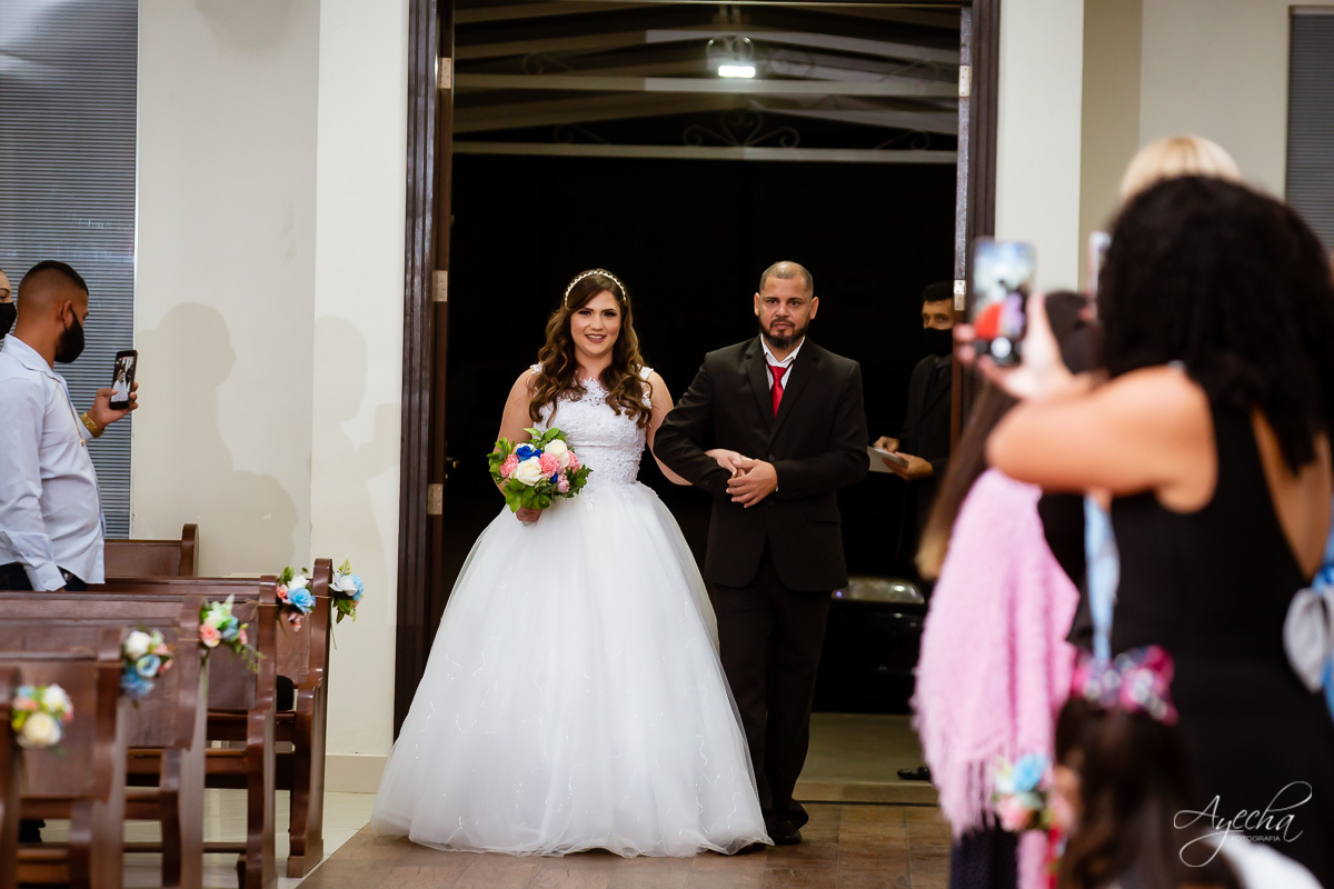 Casamento religioso; Casamento na Igreja; Casamento em Piraquara; Noivos de Piraquara; Fotografa de casamentos Piraquara; Casamento católico; Casamento dos sonhos; Casamento Guarituba Piraquara; Casamento na pandemia; Fotografa Piraquara; Entrada noiva;