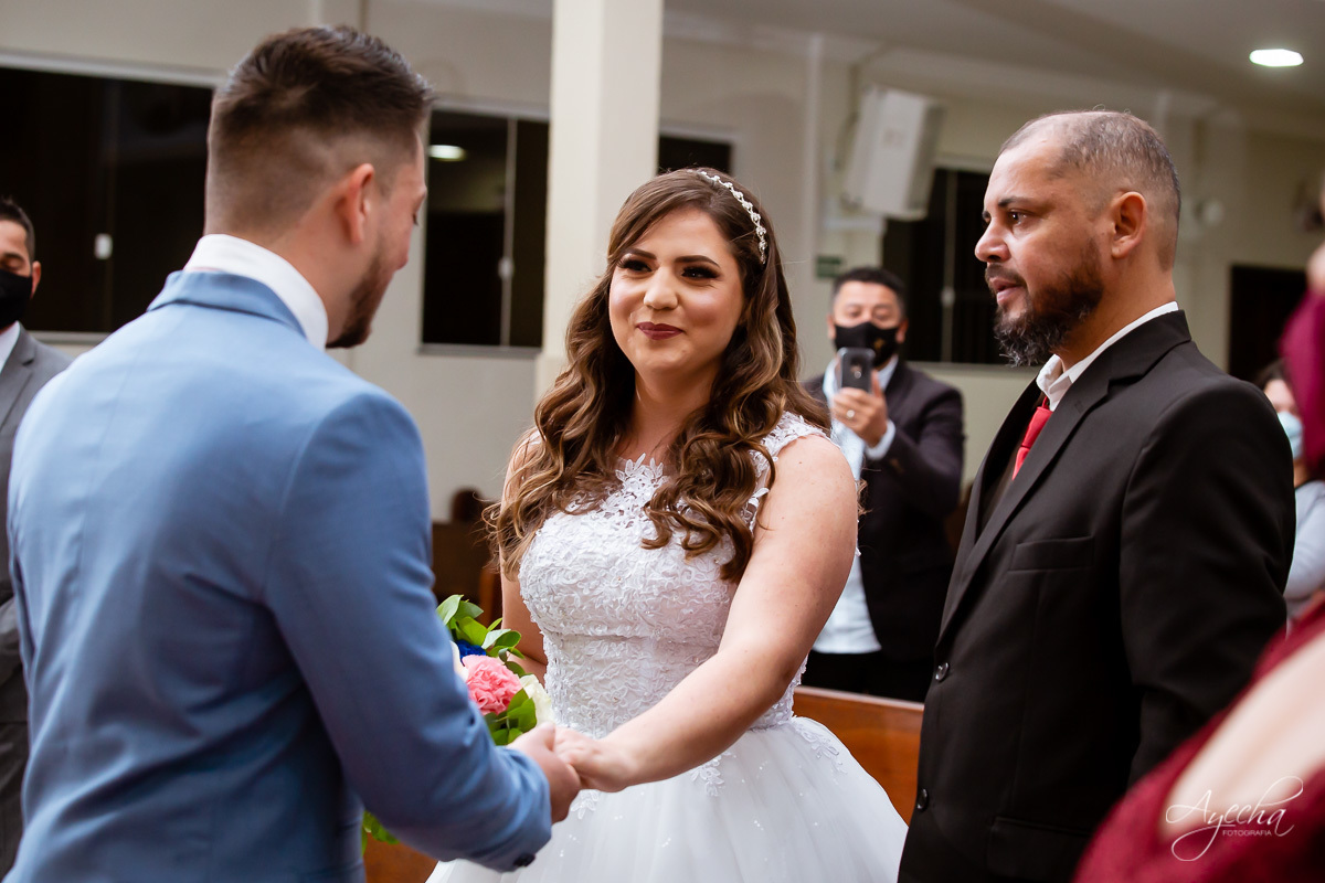 Casamento religioso; Casamento na Igreja; Casamento em Piraquara; Noivos de Piraquara; Fotografa de casamentos Piraquara; Casamento católico; Casamento dos sonhos; Casamento Guarituba Piraquara; Casamento na pandemia; Fotografa Piraquara; Entrada noiva;