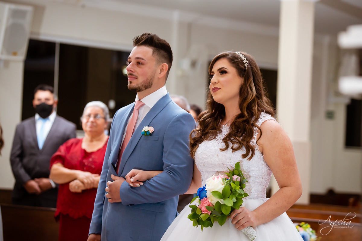 Casamento religioso; Casamento na Igreja; Casamento em Piraquara; Noivos de Piraquara; Fotografa de casamentos Piraquara; Casamento católico; Casamento dos sonhos; Casamento Guarituba Piraquara; Casamento na pandemia; Fotografa Piraquara; Entrada noiva;