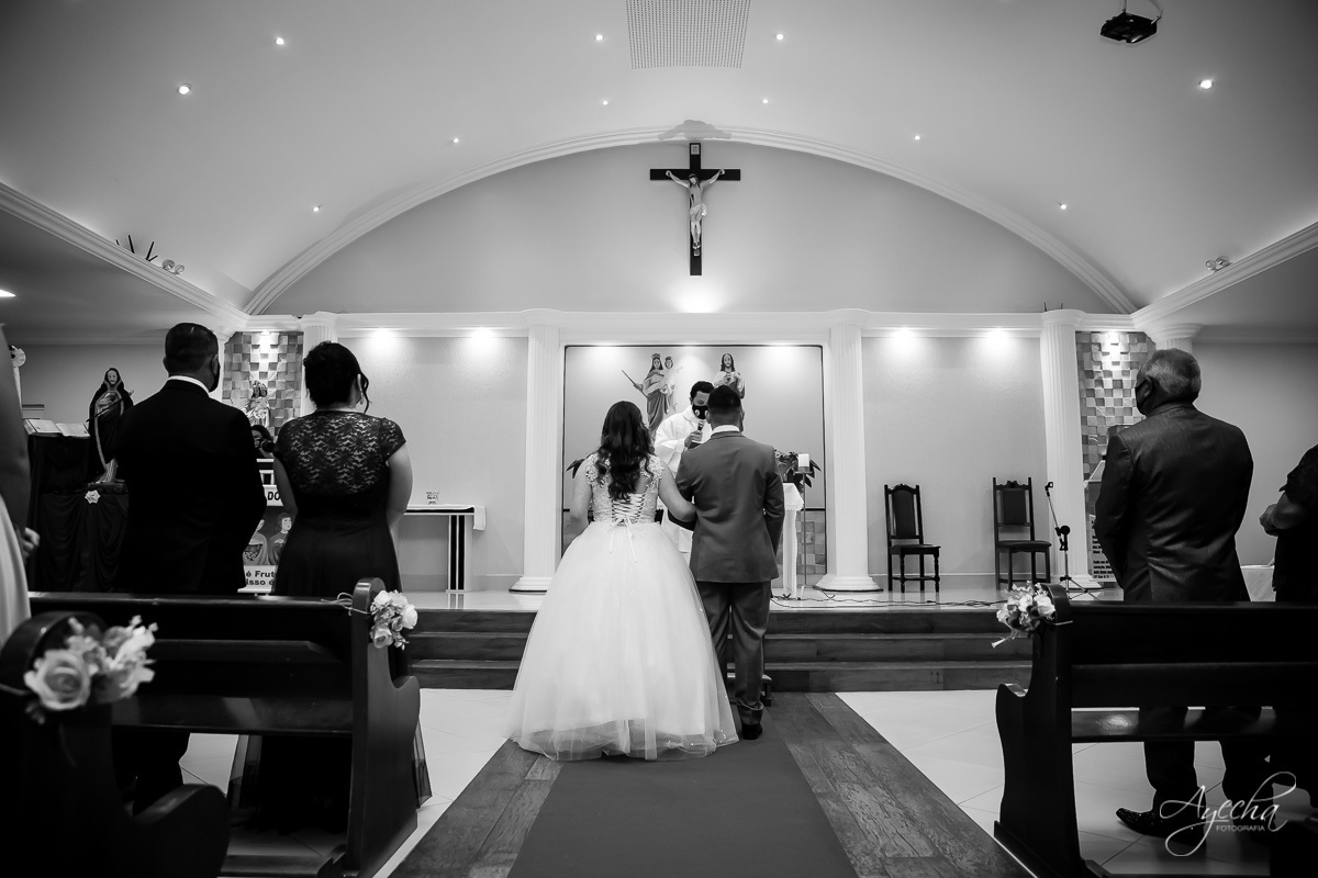 Casamento religioso; Casamento na Igreja; Casamento em Piraquara; Noivos de Piraquara; Fotografa de casamentos Piraquara; Casamento católico; Casamento dos sonhos; Casamento Guarituba Piraquara; Casamento na pandemia; Fotografa Piraquara; Entrada noiva;