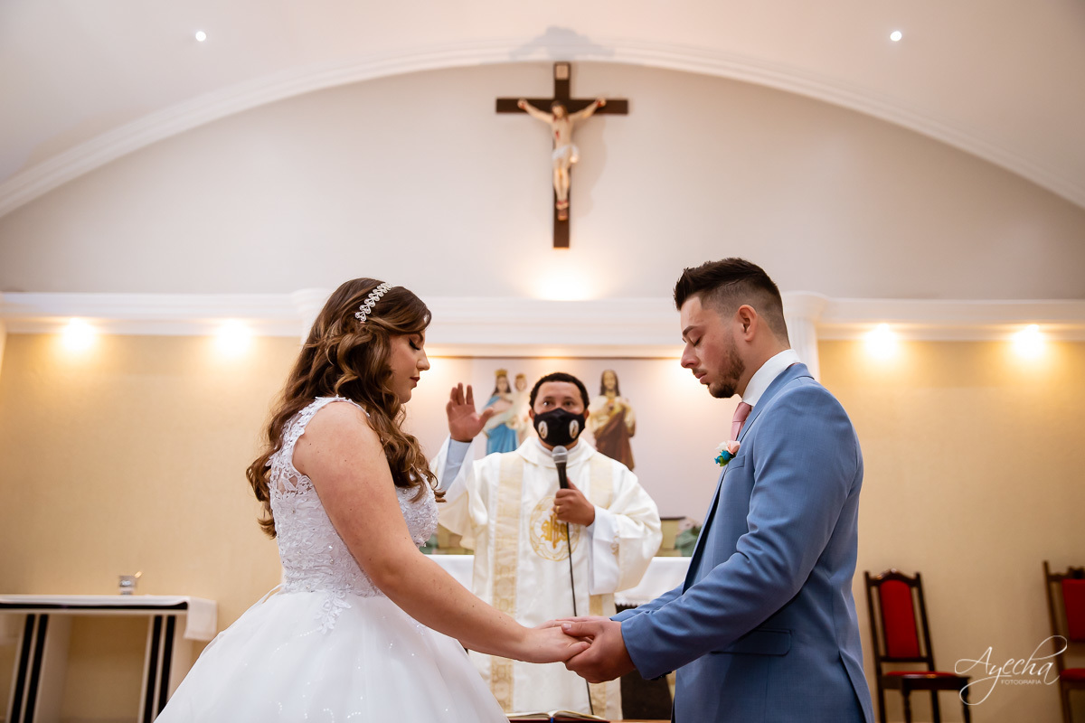 Casamento religioso; Casamento na Igreja; Casamento em Piraquara; Noivos de Piraquara; Fotografa de casamentos Piraquara; Casamento católico; Casamento dos sonhos; Casamento Guarituba; Casamento na pandemia; Fotografa Piraquara; Cerimonia religiosa ;