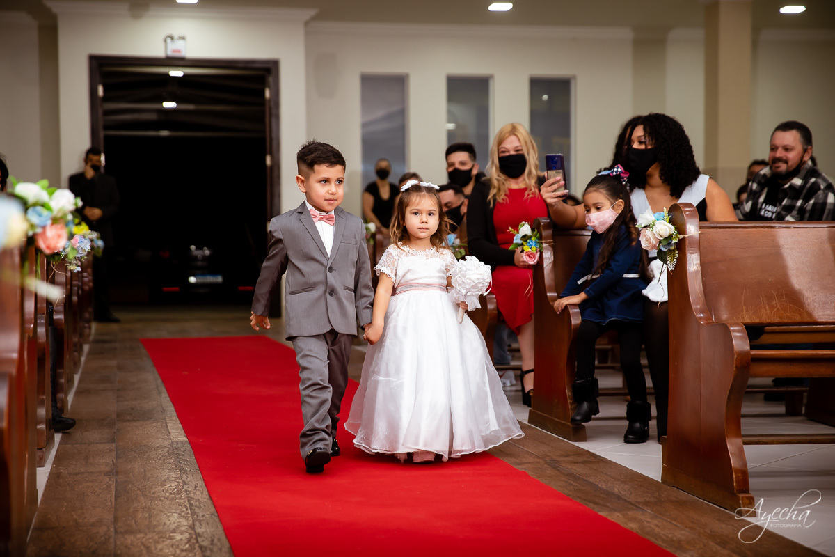 Casamento religioso; Casamento na Igreja; Casamento em Piraquara; Noivos de Piraquara; Fotografa de casamentos Piraquara; Casamento católico; Casamento dos sonhos; Casamento Guarituba; Entrada pajem e daminha; Fotografa Piraquara; Cerimonia religiosa ;