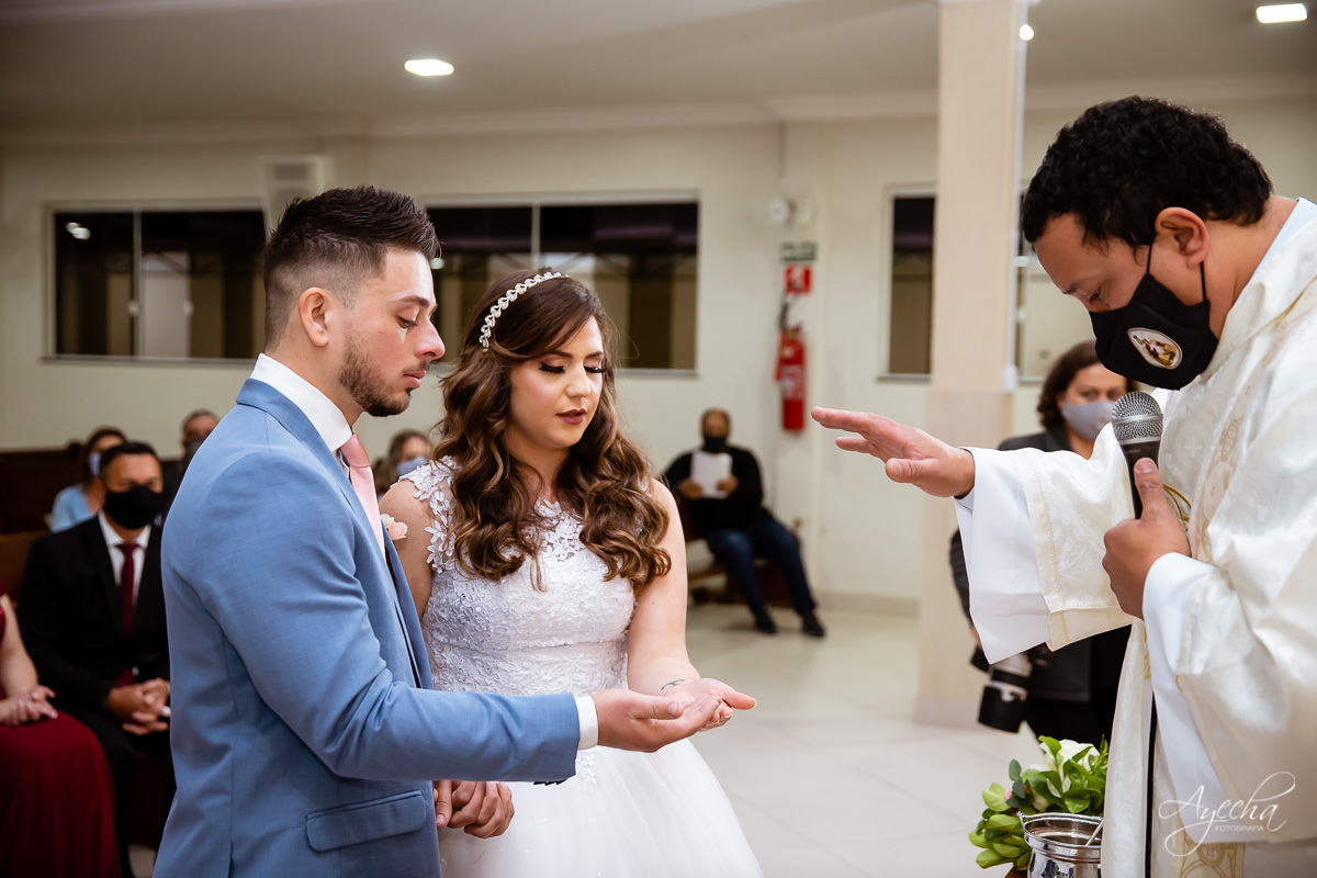 Casamento religioso; Casamento na Igreja; Casamento em Piraquara; Noivos de Piraquara; Fotografa de casamentos Piraquara; Casamento católico; Casamento dos sonhos; Casamento Guarituba; Benção das alianças; Fotografa Piraquara; Cerimonia religiosa ;