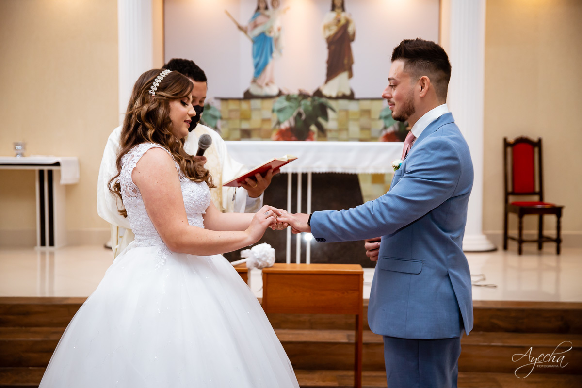 Casamento religioso; Casamento na Igreja; Casamento em Piraquara; Noivos de Piraquara; Fotografa de casamentos Piraquara; Casamento católico; Casamento dos sonhos; Casamento Guarituba; Benção das alianças; Fotografa Piraquara; Cerimonia religiosa ;