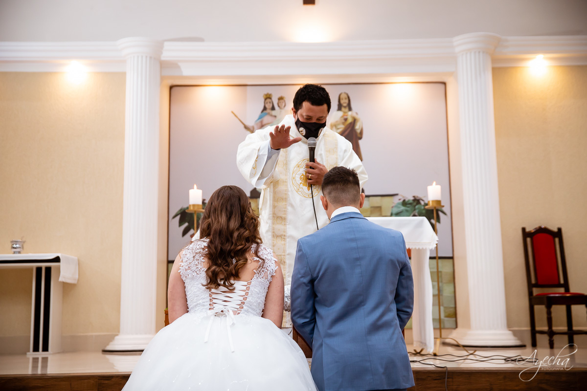 Casamento religioso; Casamento na Igreja; Casamento em Piraquara; Noivos de Piraquara; Fotografa de casamentos Piraquara; Casamento católico; Casamento dos sonhos; Casamento Guarituba; Benção dos noivos; Fotografa Piraquara; Cerimonia religiosa ;