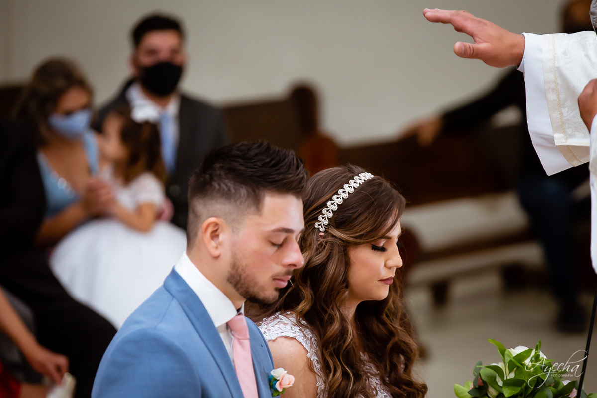 Casamento religioso; Casamento na Igreja; Casamento em Piraquara; Noivos de Piraquara; Fotografa de casamentos Piraquara; Casamento católico; Casamento dos sonhos; Casamento Guarituba; Benção dos noivos; Fotografa Piraquara; Cerimonia religiosa ;