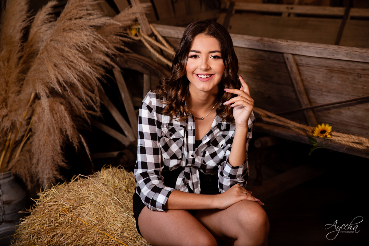 Ensaio de 15 anos; Ensaios Curitiba; Debutante; Ensaio rustico; Ensaio debutante; 15 anos Curitiba; Ensaio externo; Fotografa Curitiba; Debutar; Ensaio diferente 15 anos; Ensaio celeiro; Chácara Ienkot; Fotografa Piraquara; Debutante Curitiba;
