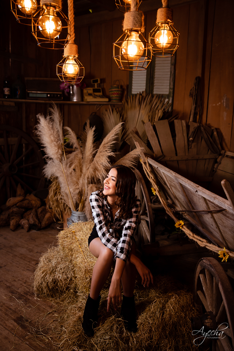 Ensaio de 15 anos; Ensaios Curitiba; Debutante; Ensaio rustico; Ensaio debutante; 15 anos Curitiba; Ensaio externo; Fotografa Curitiba; Debutar; Ensaio diferente 15 anos; Ensaio celeiro; Chácara Ienkot; Fotografa Piraquara; Debutante Curitiba;