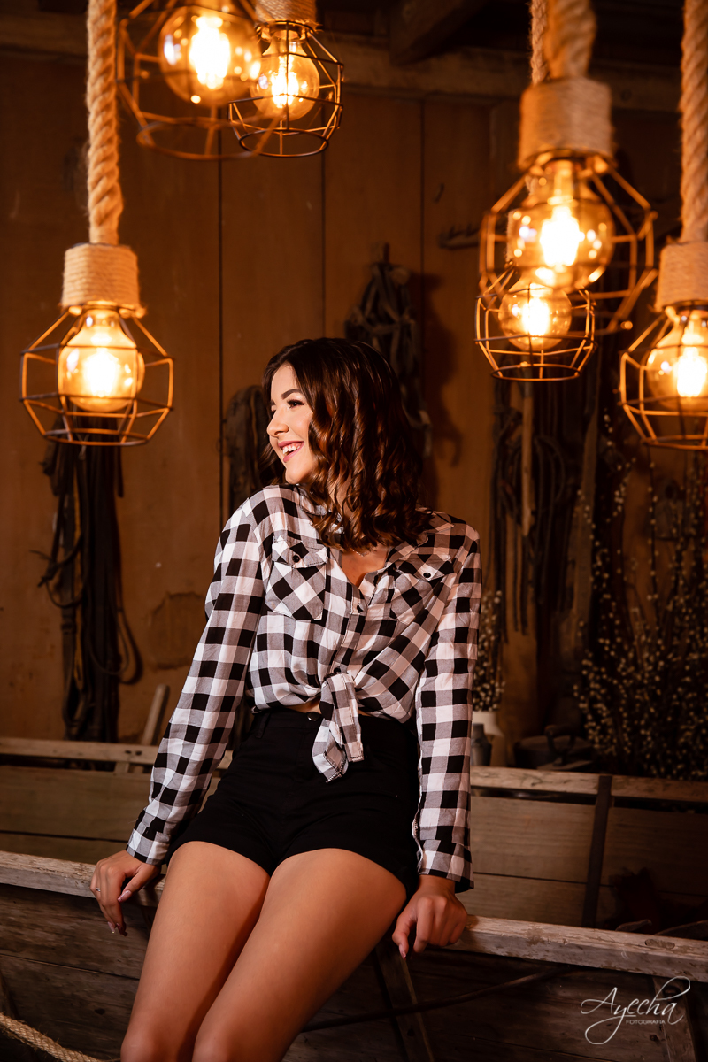 Ensaio de 15 anos; Ensaios Curitiba; Debutante; Ensaio rustico; Ensaio debutante; 15 anos Curitiba; Ensaio externo; Fotografa Curitiba; Debutar; Ensaio diferente 15 anos; Ensaio celeiro; Chácara Ienkot; Fotografa Piraquara; Debutante Curitiba;