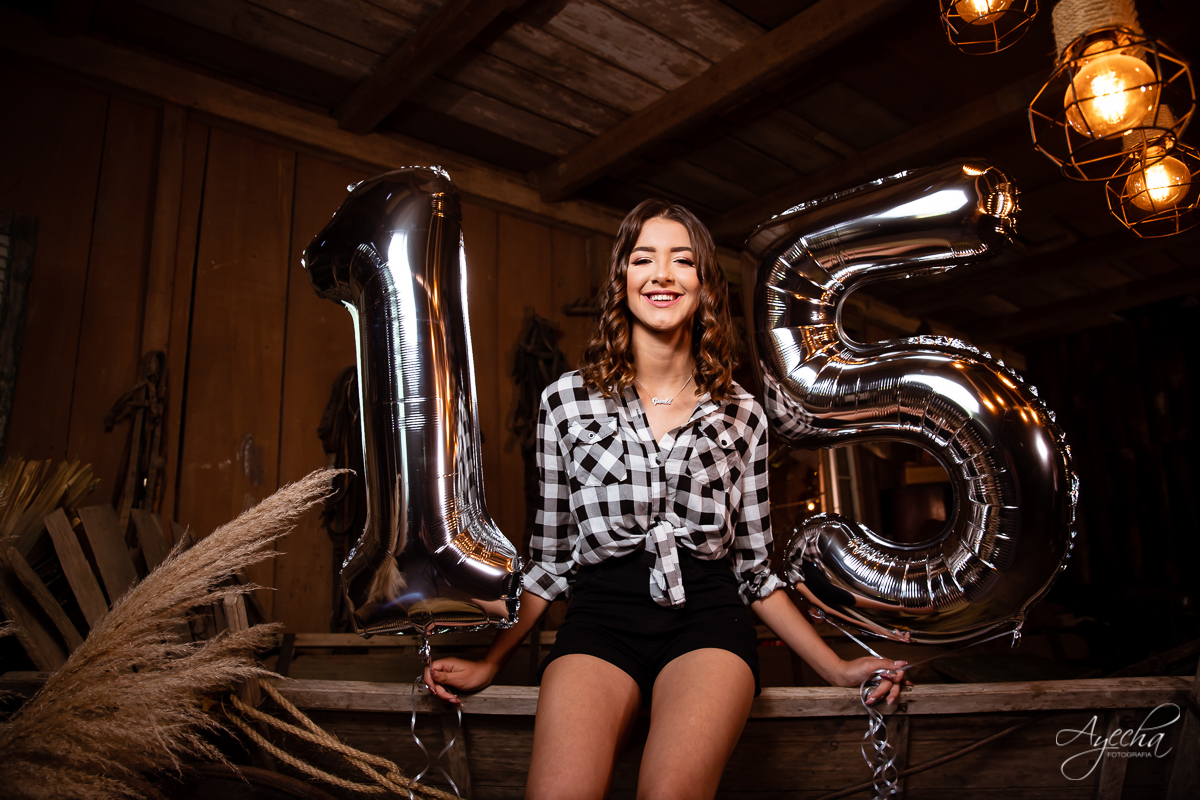 Ensaio de 15 anos; Ensaios Curitiba; Debutante; Ensaio rustico; Ensaio debutante; 15 anos Curitiba; Ensaio externo; Fotografa Curitiba; Debutar; Ensaio diferente 15 anos; Ensaio celeiro; Chácara Ienkot; Fotografa Piraquara; Debutante Curitiba; Balões 15;