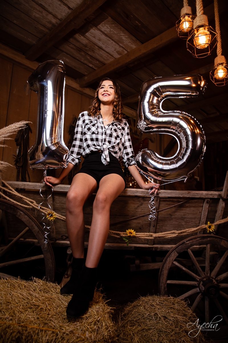 Ensaio de 15 anos; Ensaios Curitiba; Debutante; Ensaio rustico; Ensaio debutante; 15 anos Curitiba; Ensaio externo; Fotografa Curitiba; Debutar; Ensaio diferente 15 anos; Ensaio celeiro; Chácara Ienkot; Fotografa Piraquara; Debutante Curitiba; Balões 15;