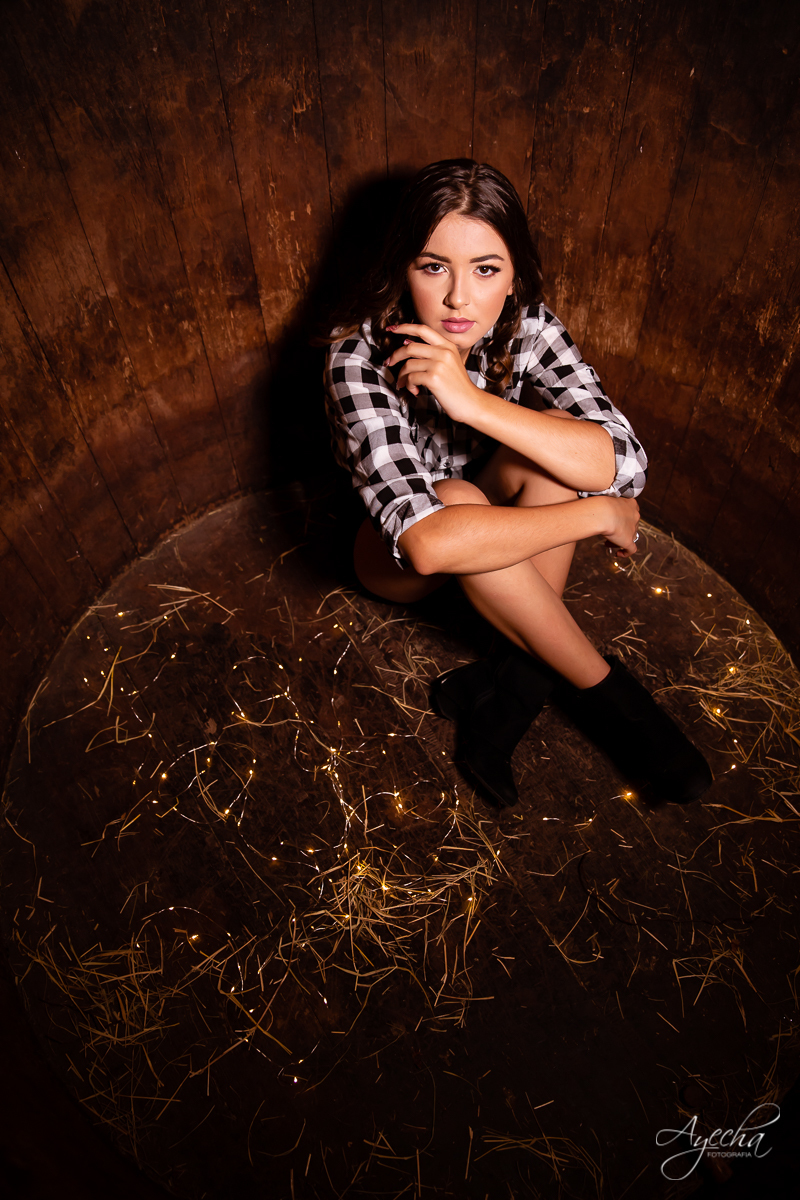 Ensaio de 15 anos; Ensaios Curitiba; Debutante; Ensaio rustico; Ensaio debutante; Fotos com fio de fada; Ensaio externo; Fotografa Curitiba; Debutar; Ensaio diferente 15 anos; Ensaio celeiro; Chácara Ienkot; Fotografa Piraquara; Debutante Curitiba; 