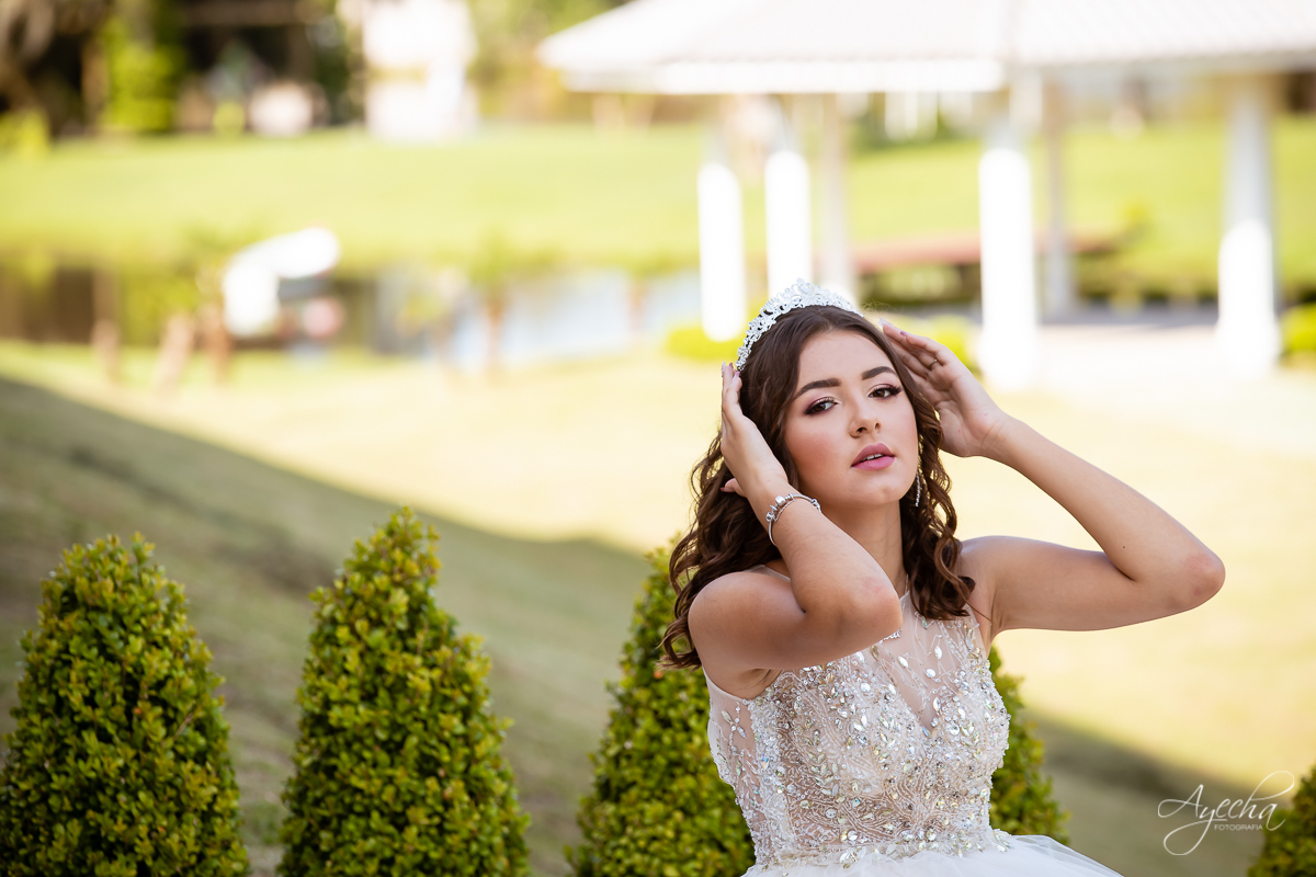 Vestidos debutante; Ensaio 15 anos; Ensaio romântico; Coroa debutante; 15 anos Curitiba; Fotografa Piraquara; Fotografa de debutante; Inspiração 15 anos; Debutante Curitiba; Chácara Ienkot; Amanda Ienkot Makeup; Nilma noivas; Ensaio 15 anos ao ar livre;