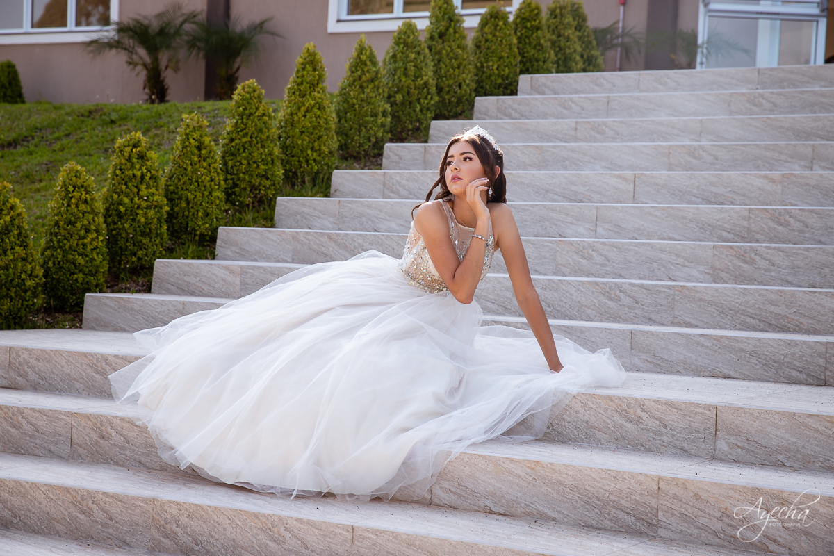 Vestidos debutante; Ensaio 15 anos; Ensaio romântico; Coroa debutante; 15 anos Curitiba; Fotografa Piraquara; Fotografa de debutante; Inspiração 15 anos; Debutante Curitiba; Chácara Ienkot; Amanda Ienkot Makeup; Nilma noivas; Ensaio 15 anos ao ar livre;