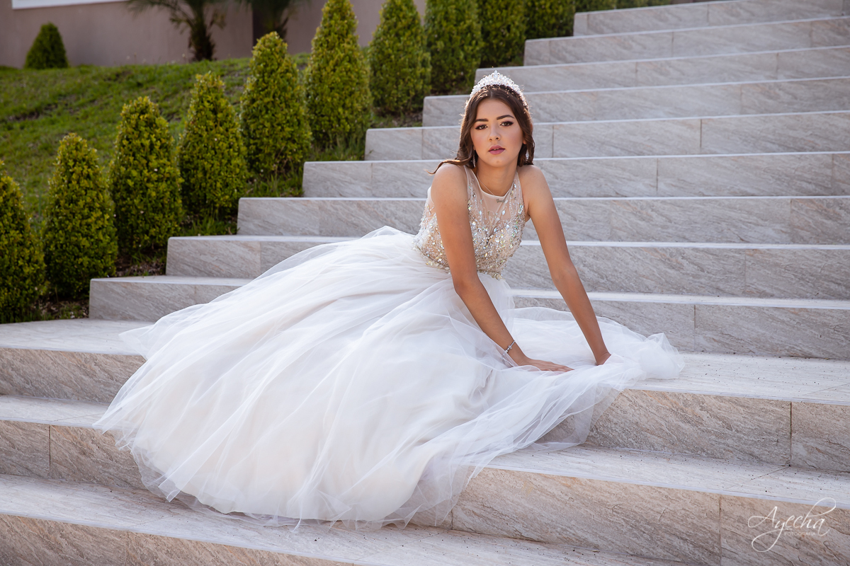 Vestidos debutante; Ensaio 15 anos; Ensaio romântico; Coroa debutante; 15 anos Curitiba; Fotografa Piraquara; Fotografa de debutante; Inspiração 15 anos; Debutante Curitiba; Chácara Ienkot; Amanda Ienkot Makeup; Nilma noivas; Ensaio 15 anos ao ar livre;