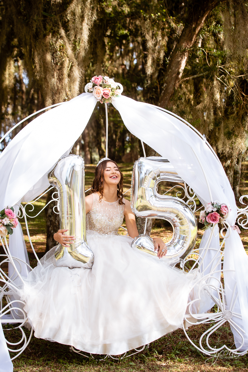 Vestidos debutante; Ensaio 15 anos; Ensaio romântico; Coroa debutante; 15 anos Curitiba; Fotografa Piraquara; Fotografa de debutante; Inspiração 15 anos; Debutante Curitiba; Chácara Ienkot; Amanda Ienkot Makeup; Nilma noivas; Ensaio 15 anos carruagem; 