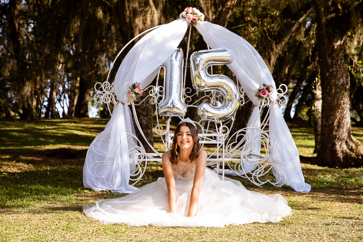 Vestidos debutante; Ensaio 15 anos; Ensaio romântico; Coroa debutante; 15 anos Curitiba; Fotografa Piraquara; Fotografa de debutante; Inspiração 15 anos; Debutante Curitiba; Chácara Ienkot; Amanda Ienkot Makeup; Nilma noivas; Ensaio 15 anos carruagem; 