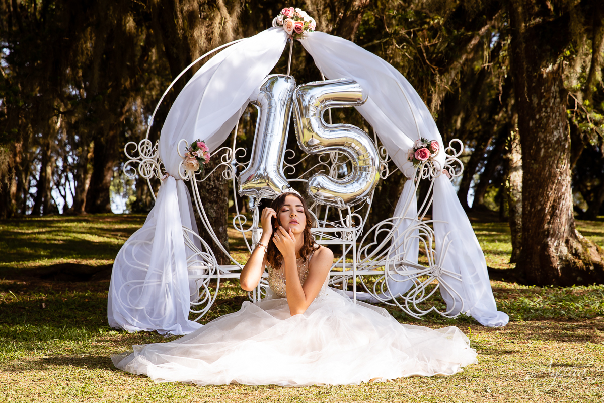 Vestidos debutante; Ensaio 15 anos; Ensaio romântico; Coroa debutante; 15 anos Curitiba; Fotografa Piraquara; Fotografa de debutante; Inspiração 15 anos; Debutante Curitiba; Chácara Ienkot; Amanda Ienkot Makeup; Nilma noivas; Ensaio 15 anos carruagem; 