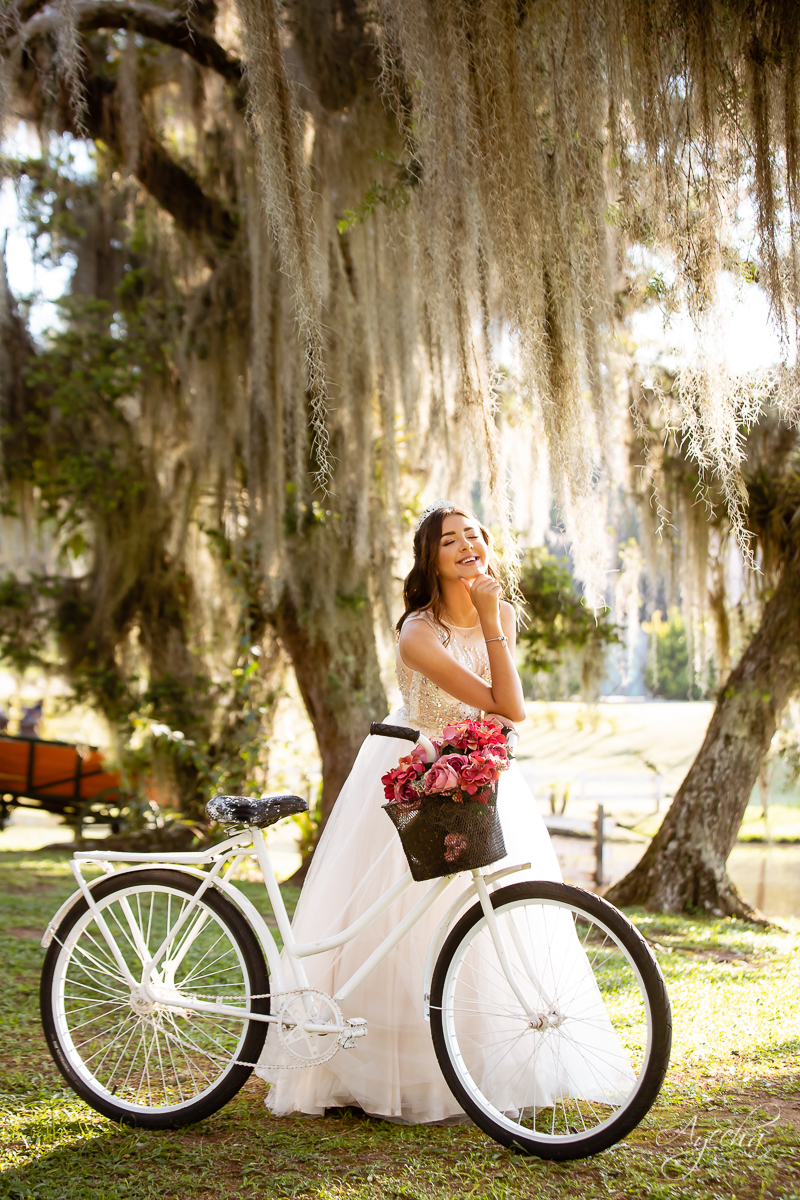 Vestidos debutante; Ensaio 15 anos; Ensaio romântico; Coroa debutante; 15 anos Curitiba; Fotografa Piraquara; Fotografa de debutante; Inspiração 15 anos; Debutante Curitiba; Chácara Ienkot; Amanda Ienkot Makeup; Nilma noivas; Ensaio 15 anos campo; 