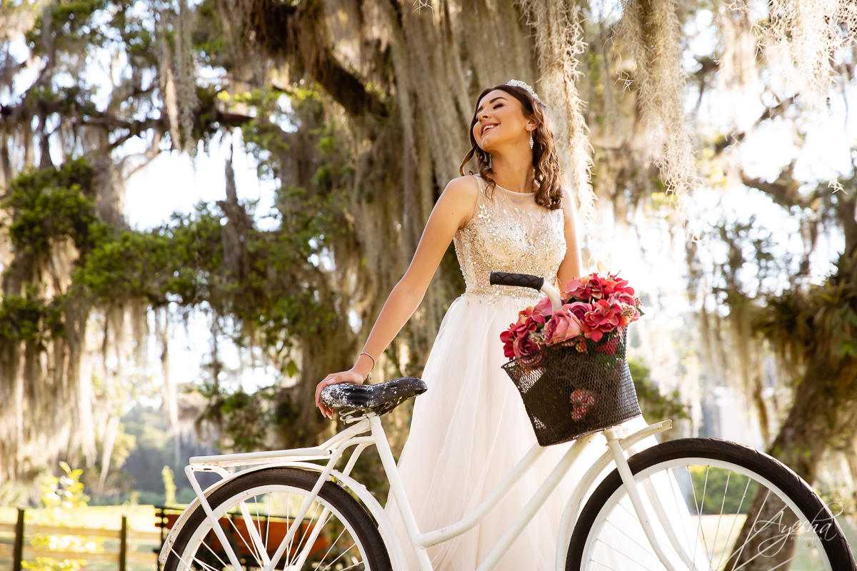 Vestidos debutante; Ensaio 15 anos; Ensaio romântico; Coroa debutante; 15 anos Curitiba; Fotografa Piraquara; Fotografa de debutante; Inspiração 15 anos; Debutante Curitiba; Chácara Ienkot; Amanda Ienkot Makeup; Nilma noivas; Ensaio 15 anos campo; 