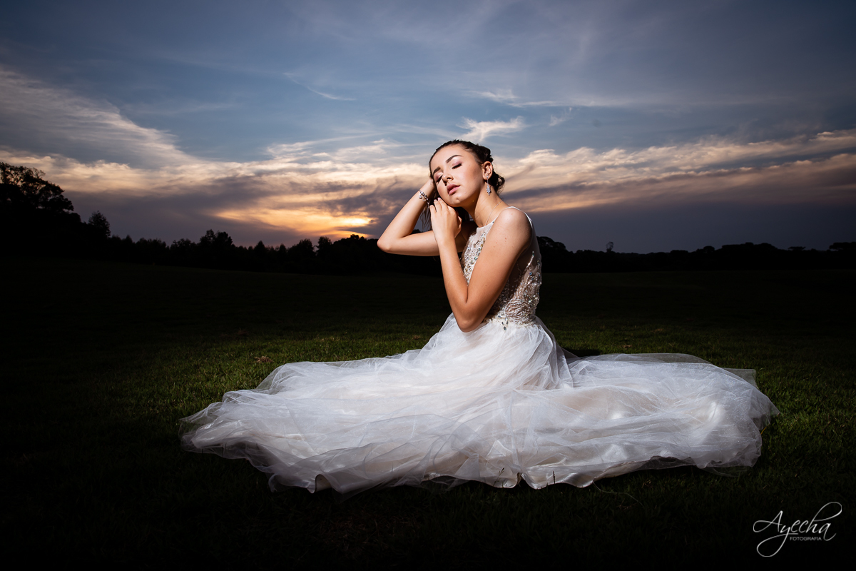 Vestidos debutante; Ensaio 15 anos; 15 anos Curitiba; Fotografa Piraquara; Fotografa de debutante; Inspiração 15 anos; Debutante Curitiba; Pôr do sol; Amanda Ienkot Makeup; Nilma noivas; Ensaio 15 anos campo; Grameira São José dos Pinhais; 