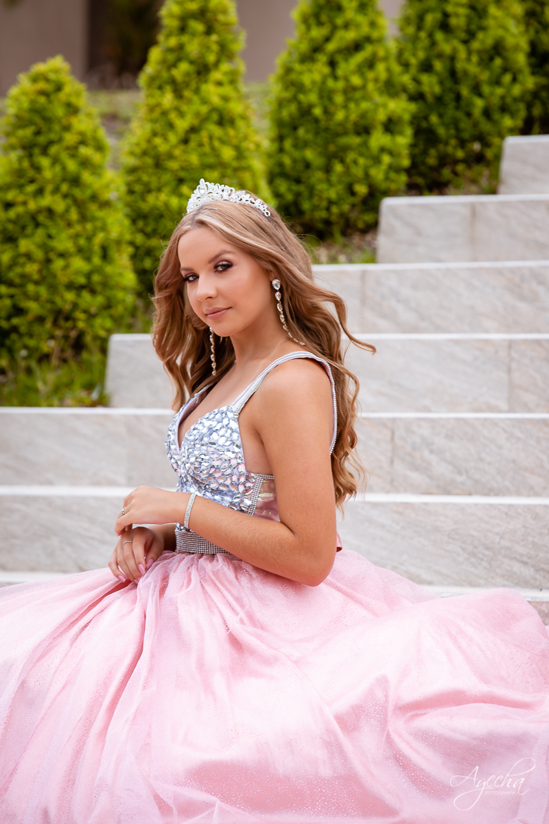 Meus 15 anos; Ensaio de 15 anos; 15 anos Curitiba; Debutantes Curitiba; Vestidos 15 anos; Amanda Ienkot makeup; Fotografia 15 anos; Fotografa Piraquara; Debutantes; Inspiração 15 anos; Fotografa Curitiba; Chácara Ienkot; Coroa debutante; Ensaio romântico;