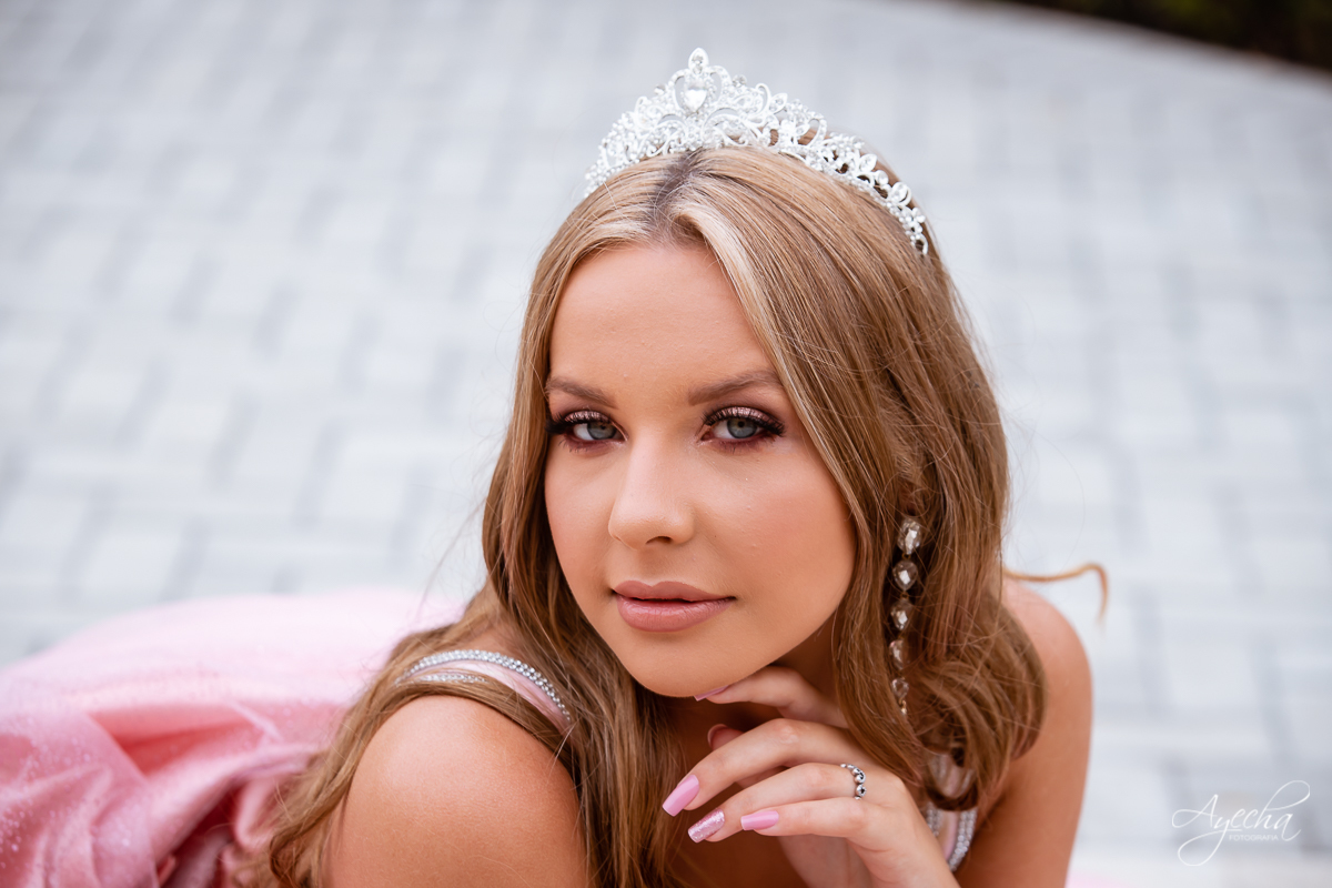 Meus 15 anos; Ensaio de 15 anos; 15 anos Curitiba; Debutantes Curitiba; Vestidos 15 anos; Amanda Ienkot makeup; Fotografia 15 anos; Fotografa Piraquara; Debutantes; Inspiração 15 anos; Fotografa Curitiba; Chácara Ienkot; Coroa debutante; Ensaio romântico;