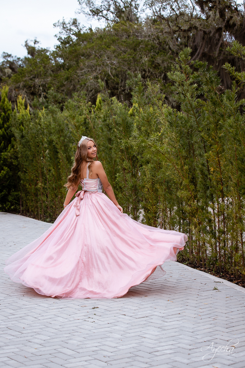 Meus 15 anos; Ensaio de 15 anos; 15 anos Curitiba; Debutantes Curitiba; Vestidos 15 anos; Amanda Ienkot makeup; Fotografia 15 anos; Fotografa Piraquara; Debutantes; Inspiração 15 anos; Fotografa Curitiba; Chácara Ienkot; Coroa debutante; Ensaio romântico;