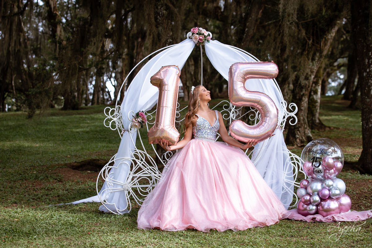 Meus 15 anos; Ensaio de 15 anos;  Debutantes Curitiba; Vestidos 15 anos; Fotografa Piraquara; Carruagem 15 anos;  Inspiração 15 anos; Fotografa Curitiba; Chácara Ienkot; Carruagem 15 anos; Balões 15 anos personalizados; Debutantes; Ensaio romântico; 