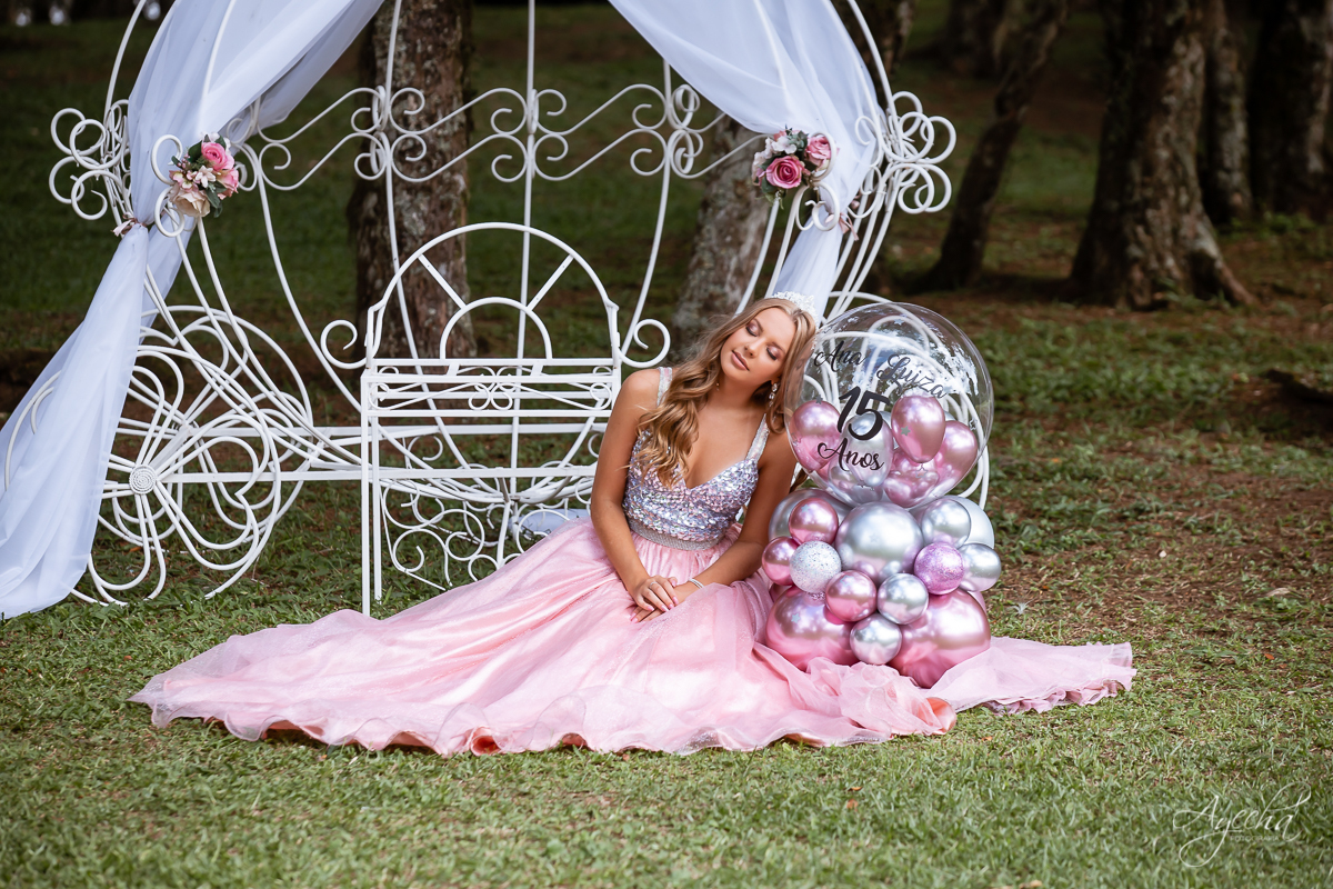Meus 15 anos; Ensaio de 15 anos;  Debutantes Curitiba; Vestidos 15 anos;  Fotografa Piraquara; Carruagem 15 anos;  Inspiração 15 anos; Fotografa Curitiba; Chácara Ienkot; Carruagem 15 anos; Balões 15 anos personalizados; Debutantes; Ensaio romântico; 