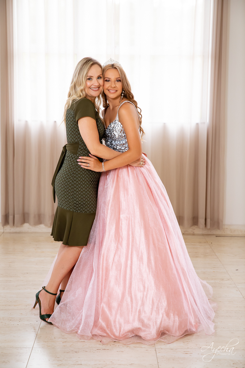 Meus 15 anos; Ensaio de 15 anos; 15 anos Curitiba; Debutantes Curitiba; Vestidos 15 anos; Amanda Ienkot makeup; Fotografia 15 anos; Fotografa Piraquara; 15 anos família; Inspiração 15 anos; Fotografa Curitiba; Debutante e mãe; Coroa debutante; 