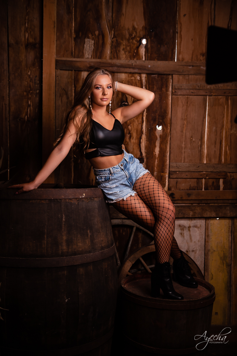 Meus 15 anos; Ensaio de 15 anos; 15 anos Curitiba; Debutantes Curitiba; Amanda Ienkot makeup; Fotografia 15 anos; Fotografa Piraquara; Inspiração 15 anos; Fotografa Curitiba; Chácara Ienkot; Ensaio celeiro; Ensaio rustico; São José dos Pinhais; 