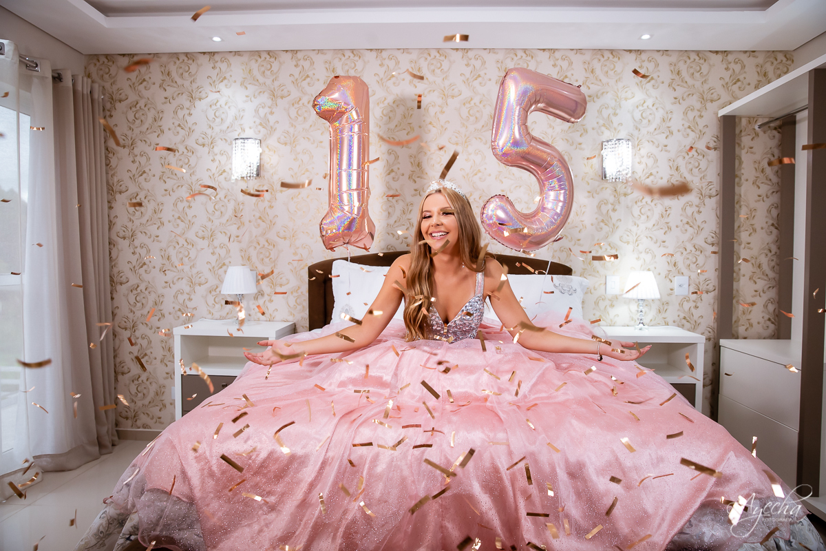 Meus 15 anos; Ensaio de 15 anos;  Debutantes Curitiba; Fotografa Piraquara;   Inspiração 15 anos; Fotografa Curitiba; Chácara Ienkot; Balões 15 anos personalizados; Ensaio descontraído; Quarto fotográfico; Chácara fotográfica; Confetes; Vestido 15 anos;