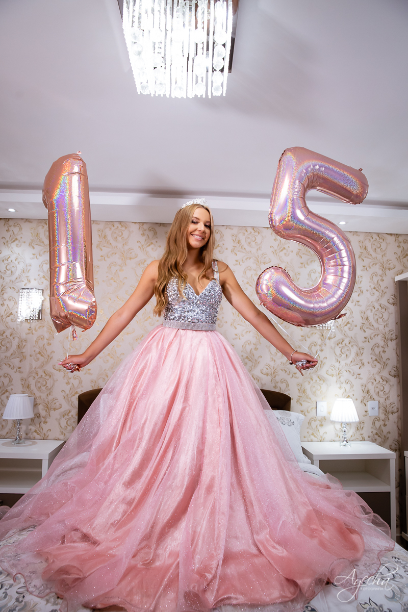 Meus 15 anos; Ensaio de 15 anos;  Debutantes Curitiba; Fotografa Piraquara;   Inspiração 15 anos; Fotografa Curitiba; Chácara Ienkot; Balões 15 anos personalizados; Ensaio descontraído; Quarto fotográfico; Chácara fotográfica; Vestido 15 anos;
