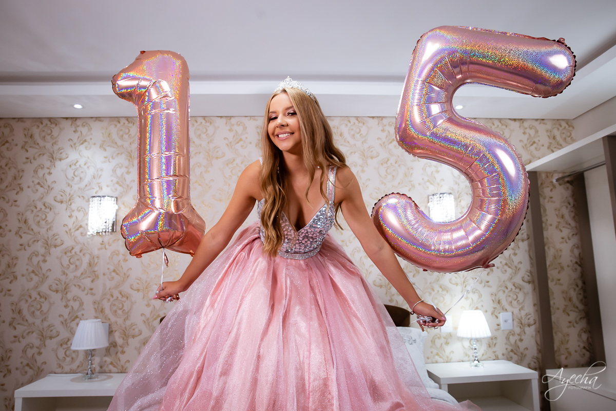 Meus 15 anos; Ensaio de 15 anos;  Debutantes Curitiba; Fotografa Piraquara;   Inspiração 15 anos; Fotografa Curitiba; Chácara Ienkot; Balões 15 anos personalizados; Ensaio descontraído; Quarto fotográfico; Chácara fotográfica; Vestido 15 anos;