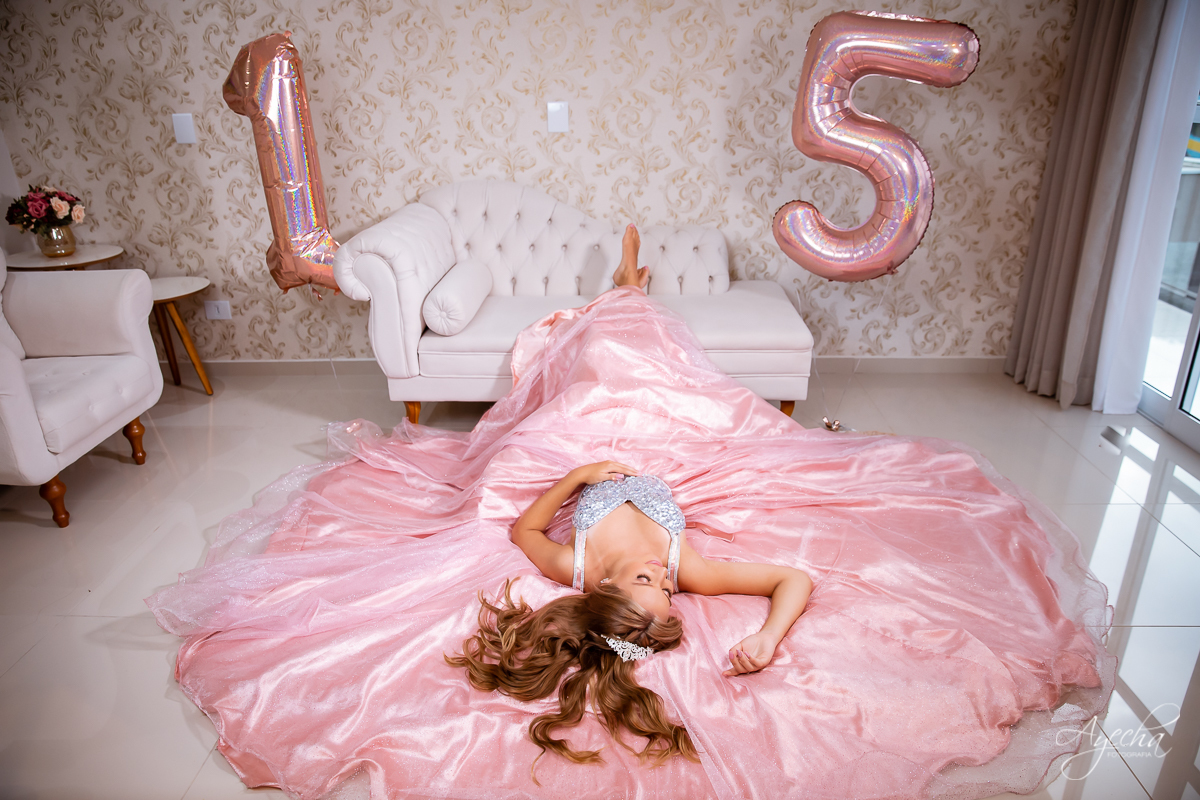 Meus 15 anos; Ensaio de 15 anos;  Debutantes Curitiba; Fotografa Piraquara;   Inspiração 15 anos; Fotografa Curitiba; Chácara Ienkot; Balões 15 anos personalizados; Ensaio descontraído; Quarto fotográfico; Chácara fotográfica; Vestido 15 anos;