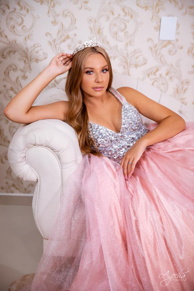 Meus 15 anos; Ensaio de 15 anos;  Debutantes Curitiba; Fotografa Piraquara;   Inspiração 15 anos; Fotografa Curitiba; Chácara Ienkot; Balões 15 anos personalizados; Ensaio romântico; Quarto fotográfico; Chácara fotográfica; Vestido 15 anos;
