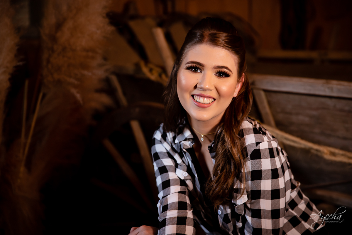 Ensaio 15 anos; Ensaio celeiro; Ensaio rustico; Chácara Ienkot; Chácara fotográfica; Inspirações 15 anos; Fotografia 15 anos; Debutantes São José dos Pinhais; Fotografa Curitiba; Fotografa Piraquara; Debutantes; Amanda Ienkot makeup; 15 anos Curitiba;  