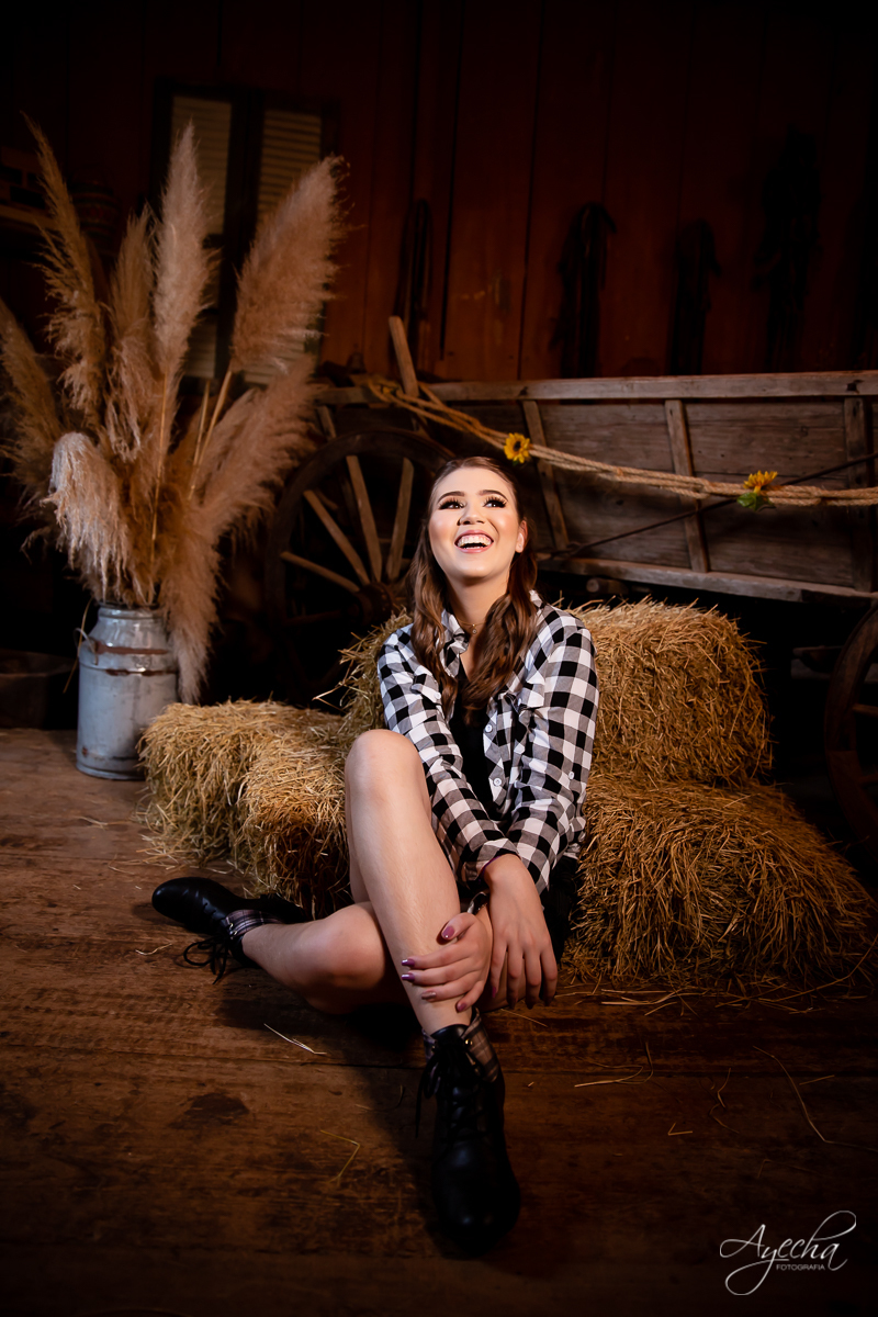 Ensaio 15 anos; Ensaio celeiro; Ensaio rustico; Chácara Ienkot; Chácara fotográfica; Inspirações 15 anos; Fotografia 15 anos; Debutantes São José dos Pinhais; Fotografa Curitiba; Fotografa Piraquara; Debutantes; Amanda Ienkot makeup; 15 anos Curitiba;  