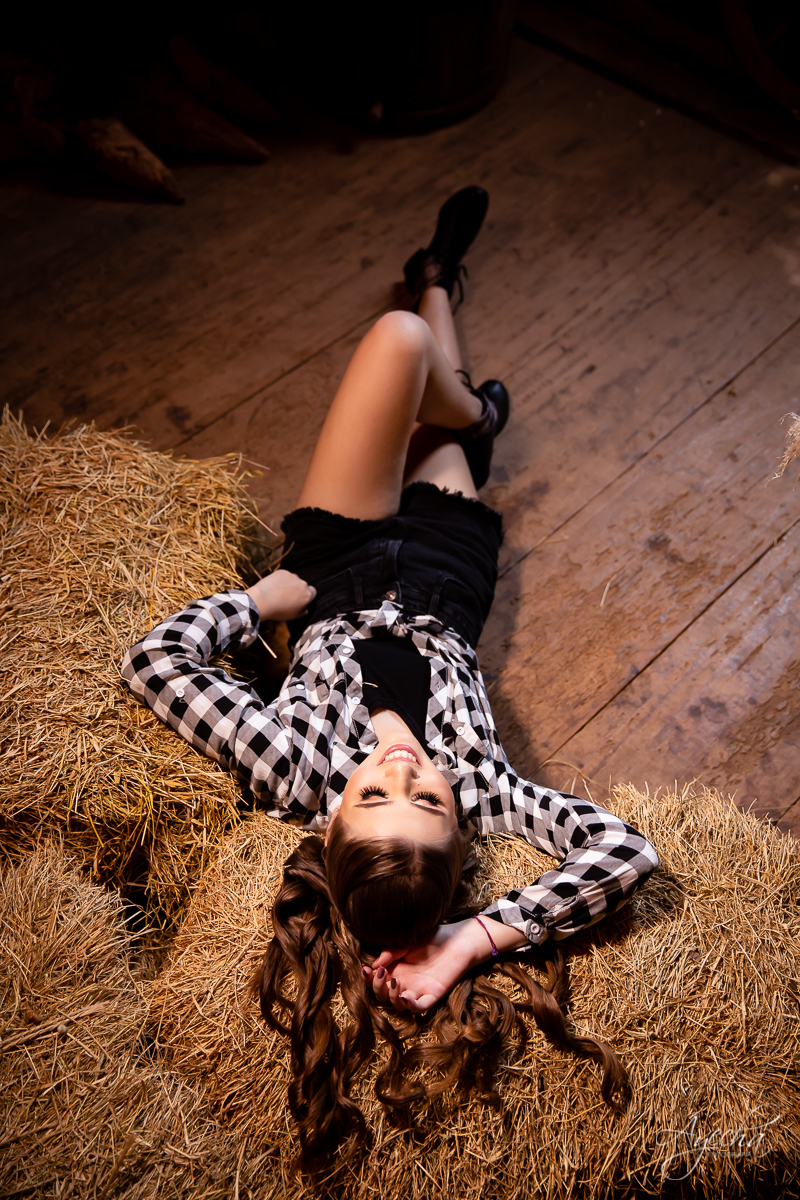 Ensaio 15 anos; Ensaio celeiro; Ensaio rustico; Chácara Ienkot; Chácara fotográfica; Inspirações 15 anos; Fotografia 15 anos; Debutantes São José dos Pinhais; Fotografa Curitiba; Fotografa Piraquara; Debutantes; Amanda Ienkot makeup; 15 anos Curitiba;  