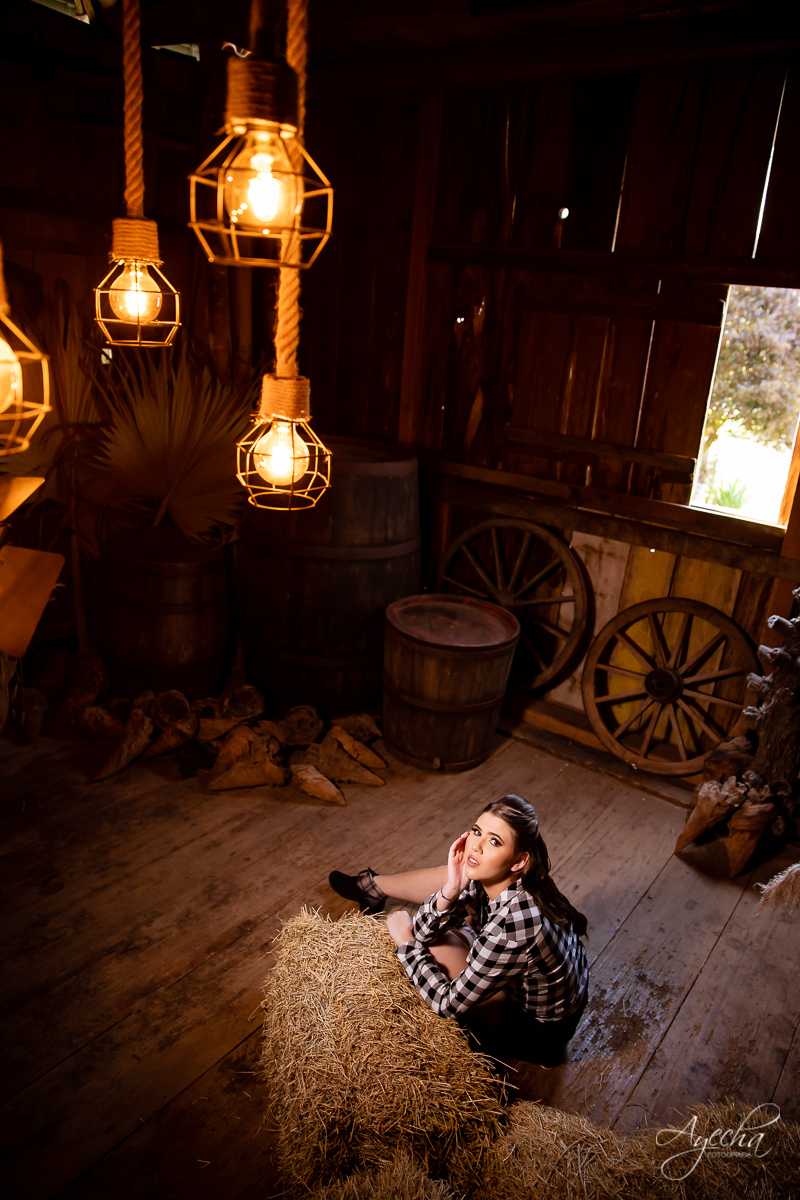 Ensaio 15 anos; Ensaio celeiro; Ensaio rustico; Chácara Ienkot; Chácara fotográfica; Inspirações 15 anos; Fotografia 15 anos; Debutantes São José dos Pinhais; Fotografa Curitiba; Fotografa Piraquara; Debutantes; Amanda Ienkot makeup; 15 anos Curitiba;  