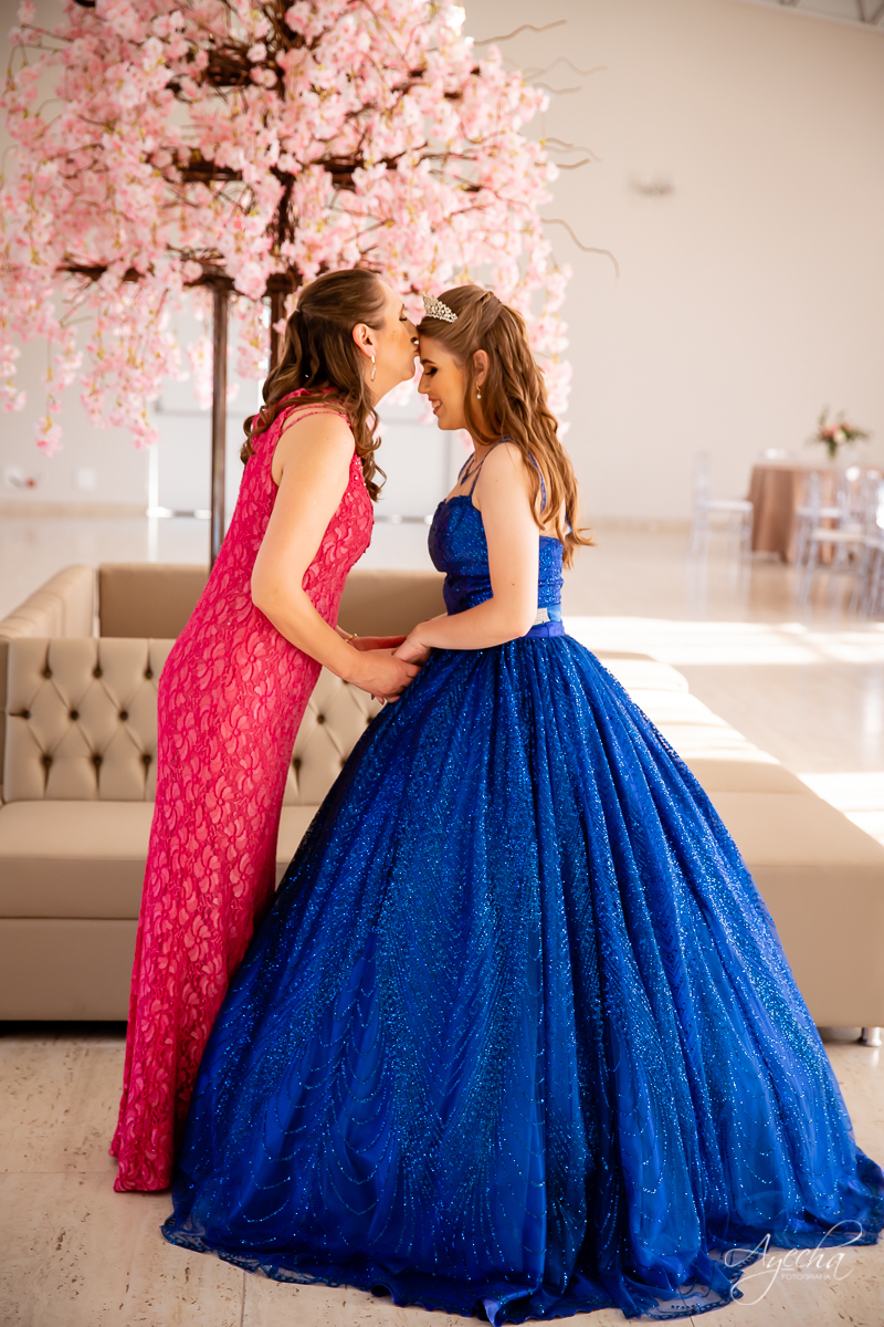 Ensaio 15 anos; Chácara Ienkot; Chácara fotográfica; Inspirações 15 anos; Fotografia 15 anos; Fotografa Curitiba; Fotografa Piraquara; Amanda Ienkot makeup; 15 anos Curitiba; Vestido 15 anos; Império locações Araucária; Debutante e mãe; Fotos família; 