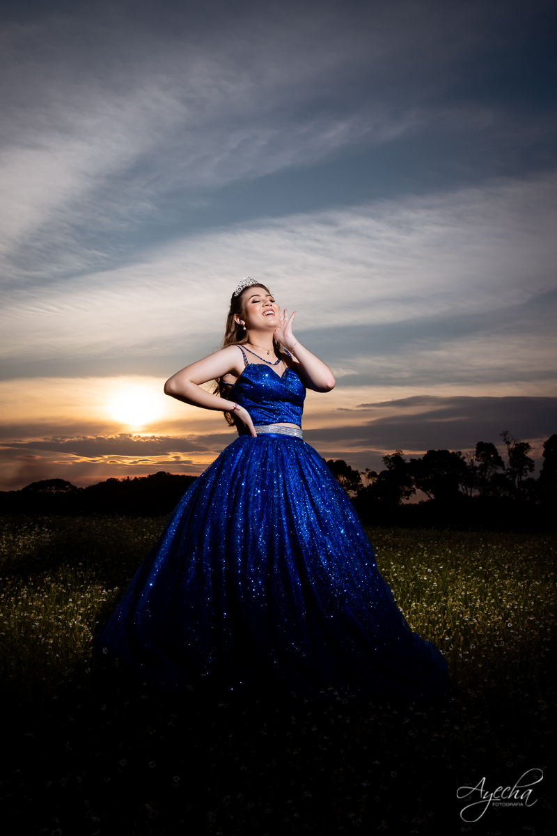 Ensaio 15 anos; Chácara Ienkot; Chácara fotográfica; Inspirações 15 anos; Fotografia 15 anos; Fotografa Curitiba; Fotografa Piraquara; 15 anos Curitiba; Vestido 15 anos; Império locações Araucária; Ensaio no campo; Pôr do sol; Coroa debutante;