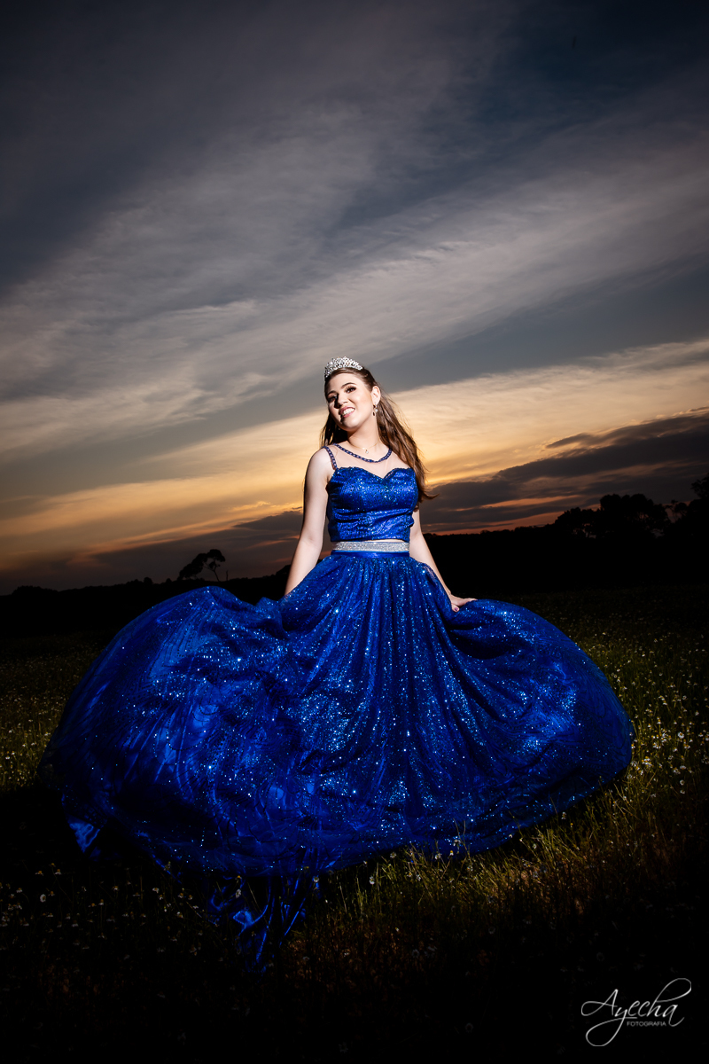 Ensaio 15 anos; Chácara Ienkot; Chácara fotográfica; Inspirações 15 anos; Fotografia 15 anos; Fotografa Curitiba; Fotografa Piraquara; 15 anos Curitiba; Vestido 15 anos; Império locações Araucária; Ensaio no campo; Pôr do sol; Coroa debutante;