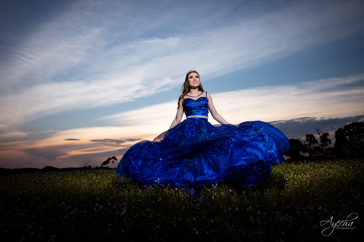 Ensaio 15 anos; Chácara Ienkot; Chácara fotográfica; Inspirações 15 anos; Fotografia 15 anos; Fotografa Curitiba; Fotografa Piraquara; 15 anos Curitiba; Vestido 15 anos; Império locações Araucária; Ensaio no campo; Pôr do sol; Coroa debutante;