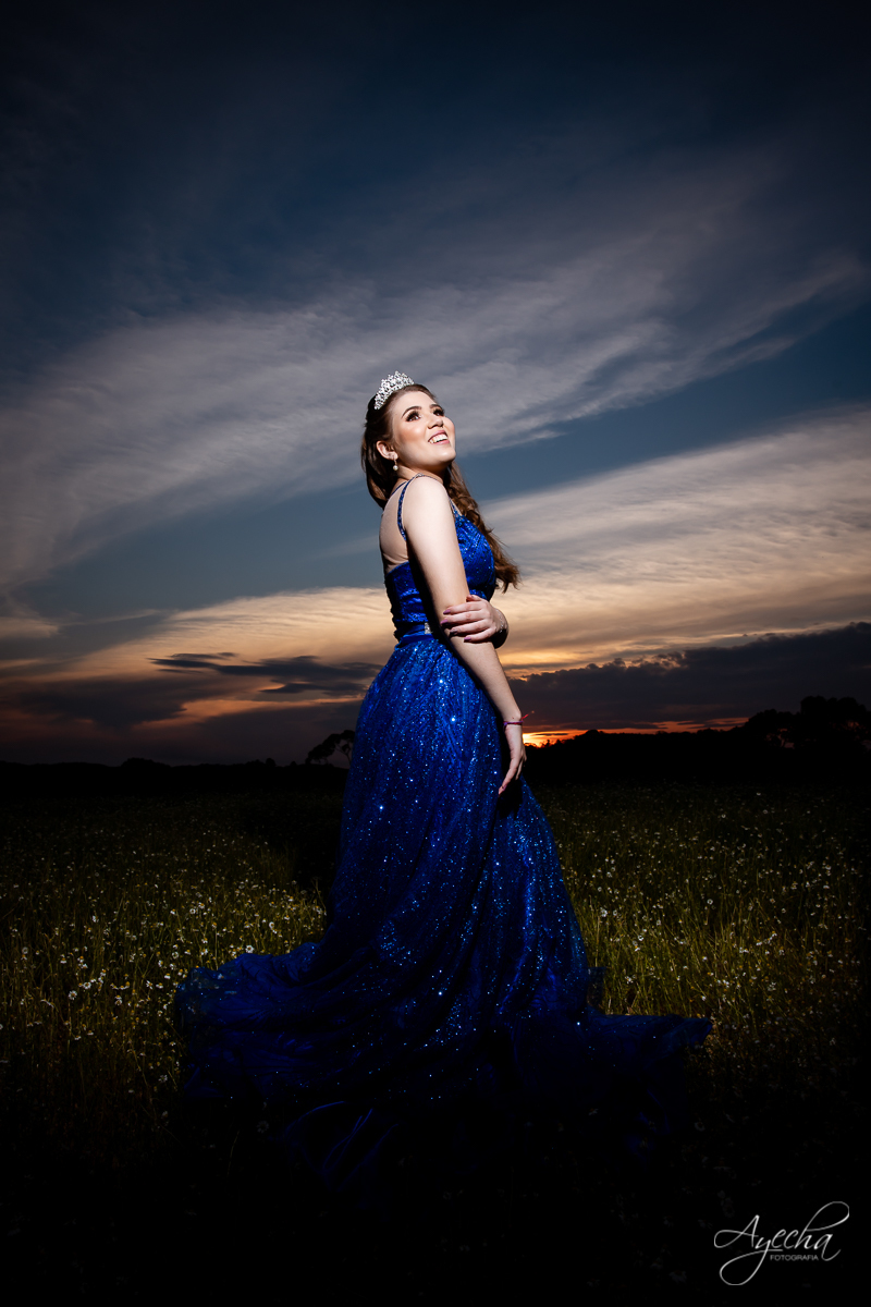 Ensaio 15 anos; Chácara Ienkot; Chácara fotográfica; Inspirações 15 anos; Fotografia 15 anos; Fotografa Curitiba; Fotografa Piraquara; 15 anos Curitiba; Vestido 15 anos; Império locações Araucária; Ensaio no campo; Pôr do sol; Coroa debutante;