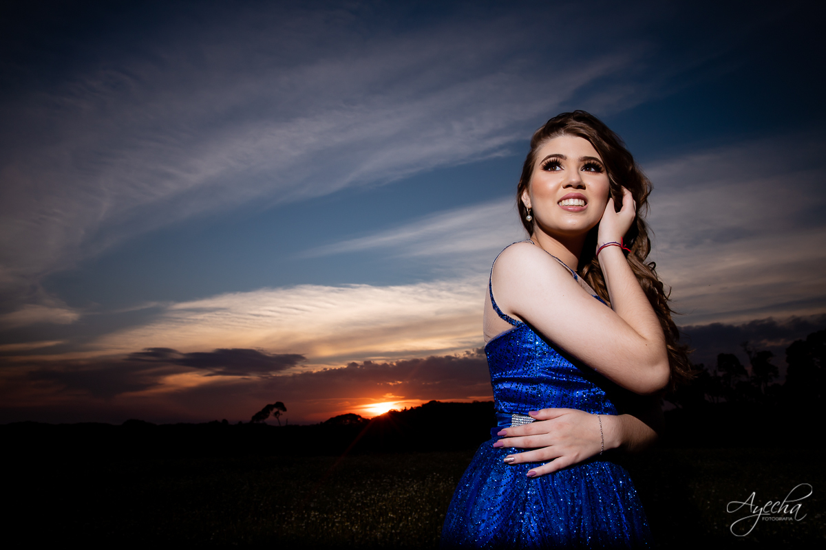 Ensaio 15 anos; Chácara Ienkot; Chácara fotográfica; Inspirações 15 anos; Fotografia 15 anos; Fotografa Curitiba; Fotografa Piraquara; 15 anos Curitiba; Vestido 15 anos; Império locações Araucária; Ensaio no campo; Pôr do sol; Coroa debutante;